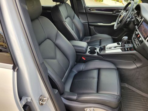 Certified 2025 Porsche Macan image 30