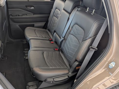 Used 2024 Nissan Pathfinder Platinum w/ Cargo Package image 18