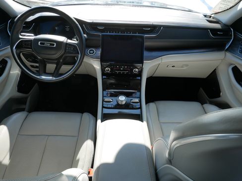 Used 2022 Jeep Grand Cherokee Overland w/ Luxury Tech Group IV image 10