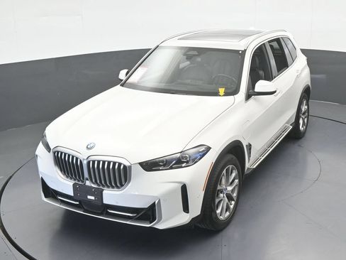 Used 2025 BMW X5 xDrive50e AWD/4WD image 49