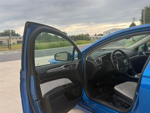 Used 2019 Ford Fusion SE w/ Equipment Group 151A FWD image 4