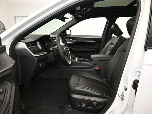 Used 2025 Jeep Grand Cherokee Limited image 12