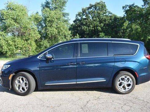 Used 2021 Chrysler Pacifica Limited w/ Uconnect Theater Family Group AWD/4WD image 3