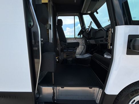 Used 2024 Chevrolet Brightdrop 400 w/ Commercial Equipment Package AWD/4WD image 30