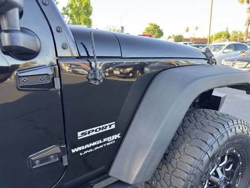 Used 2018 Jeep Wrangler Unlimited Sport w/ Mopar Black Appearance Group AWD/4WD image 16