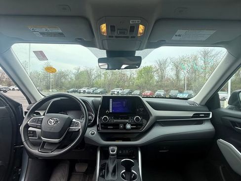 Used 2023 Toyota Highlander XLE AWD/4WD image 6