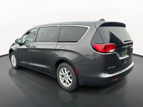 Used 2017 Chrysler Pacifica Touring FWD image 5