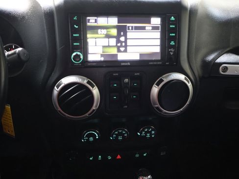 Used 2016 Jeep Wrangler Unlimited Sahara w/ Connectivity Group AWD/4WD image 21