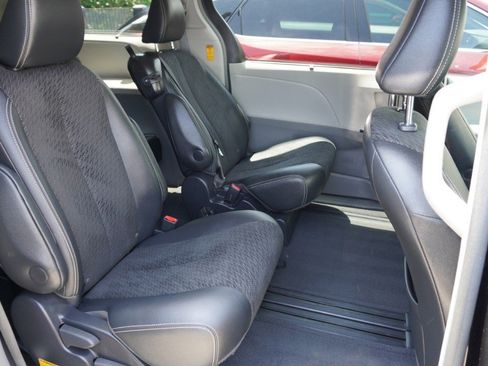 Used 2014 Toyota Sienna SE FWD image 9