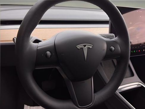 Used 2023 Tesla Model Y 2WD image 16