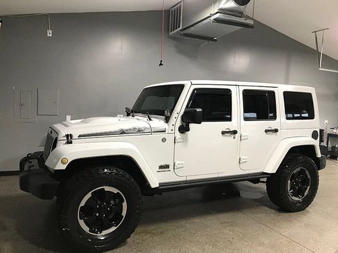 Used 2014 Jeep Wrangler Unlimited Sahara image 7