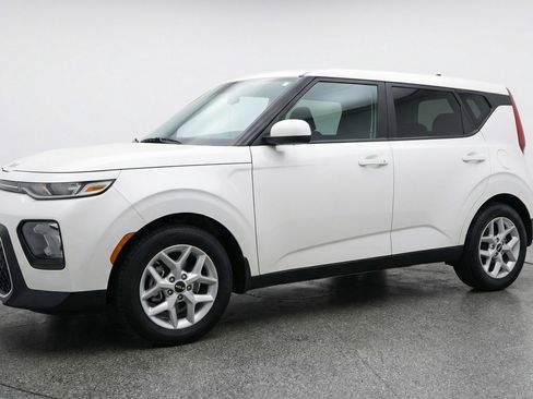 Used 2025 Kia Soul LX w/ LX Technology Package image 3