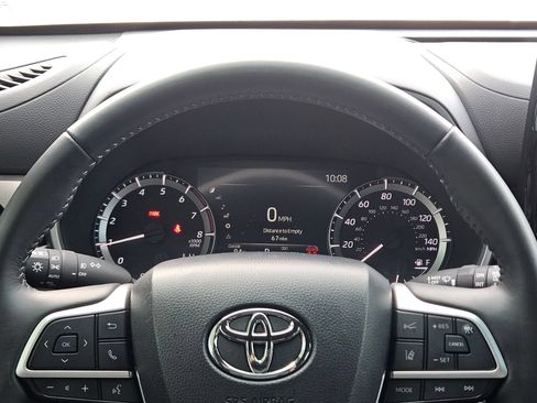 Used 2024 Toyota Highlander XSE FWD image 16