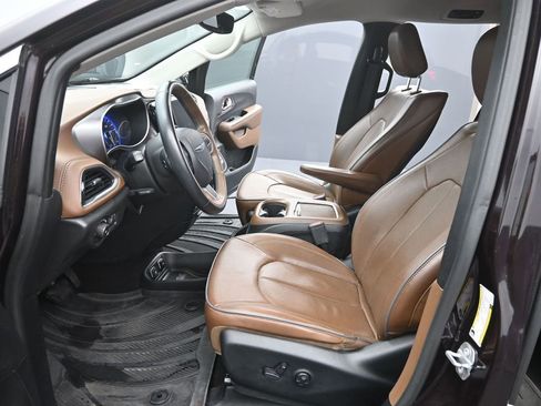 Used 2018 Chrysler Pacifica Limited image 10