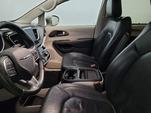 Used 2017 Chrysler Pacifica Touring-L FWD image 17