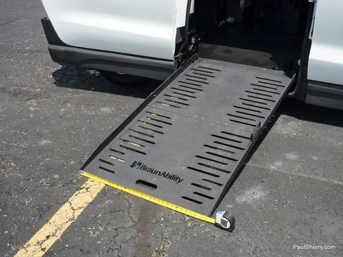 Used 2022 Chrysler Voyager LX image 10