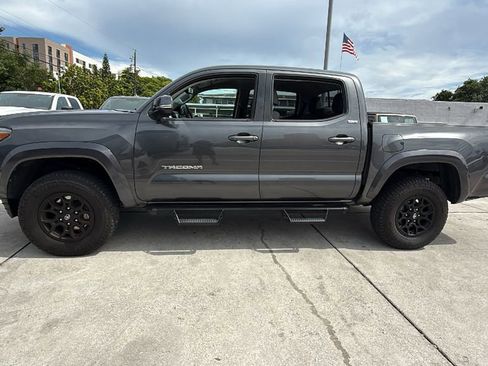 Used 2022 Toyota Tacoma SR5 RWD image 11