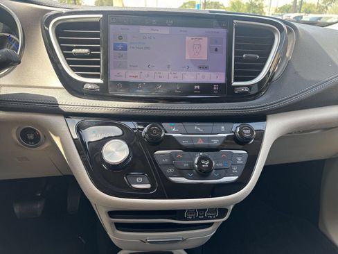 Used 2023 Chrysler Pacifica Touring-L FWD image 17