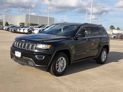 Used 2020 Jeep Grand Cherokee Laredo image 3