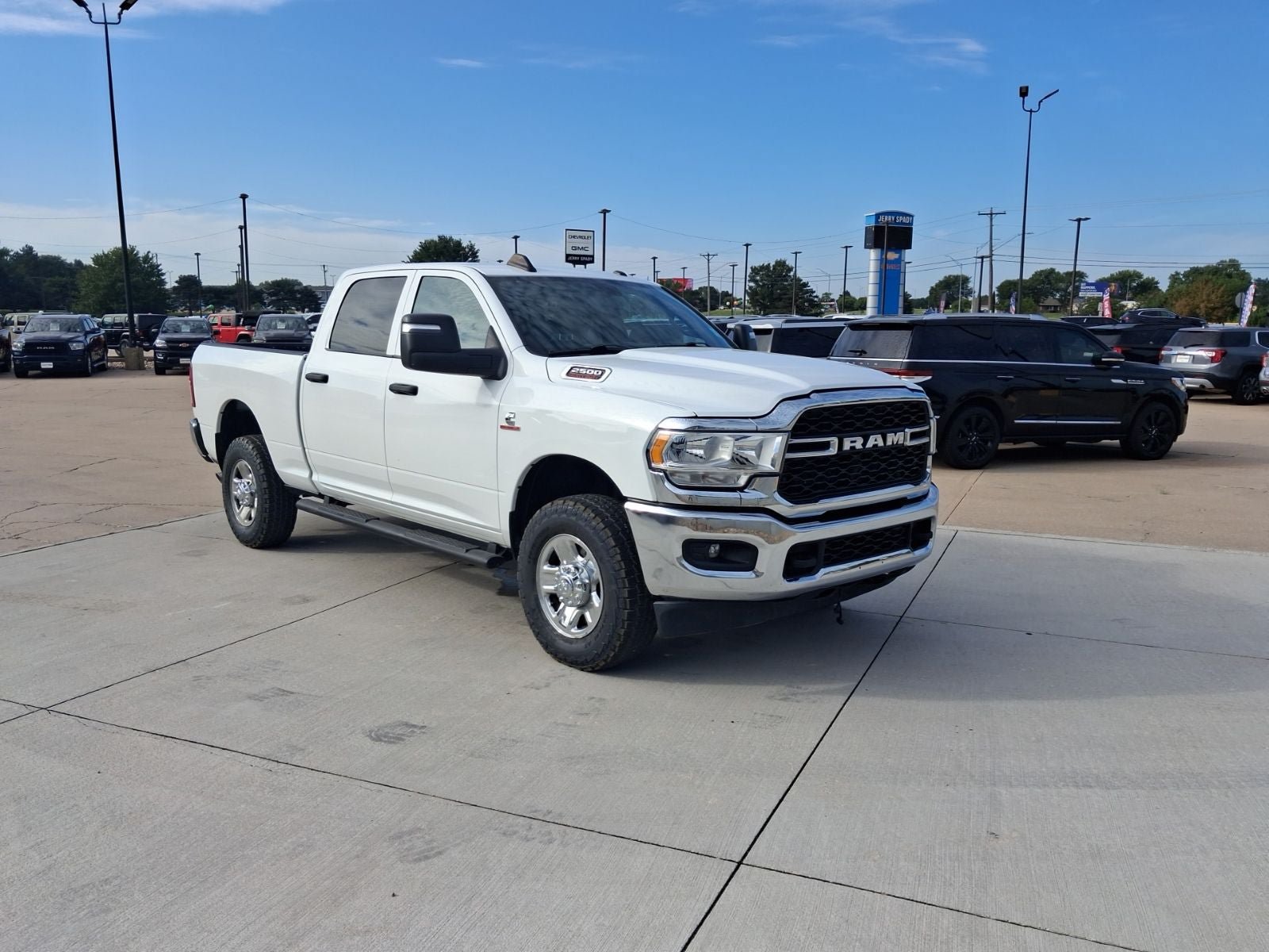 Used 2024 RAM 2500 Tradesman w/ Chrome Appearance Group AWD/4WD image 7