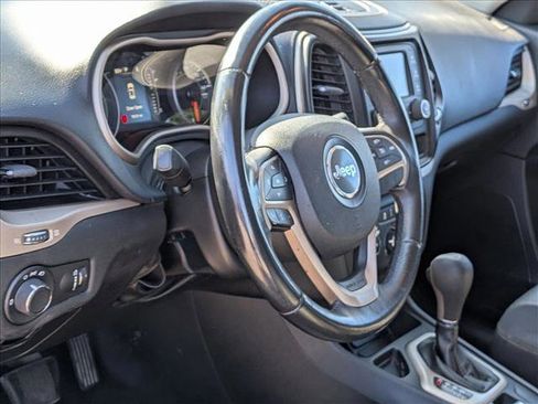 Used 2017 Jeep Cherokee Sport FWD image 9