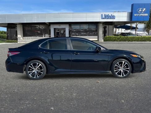 Used 2018 Toyota Camry SE w/ Moonroof Package image 9