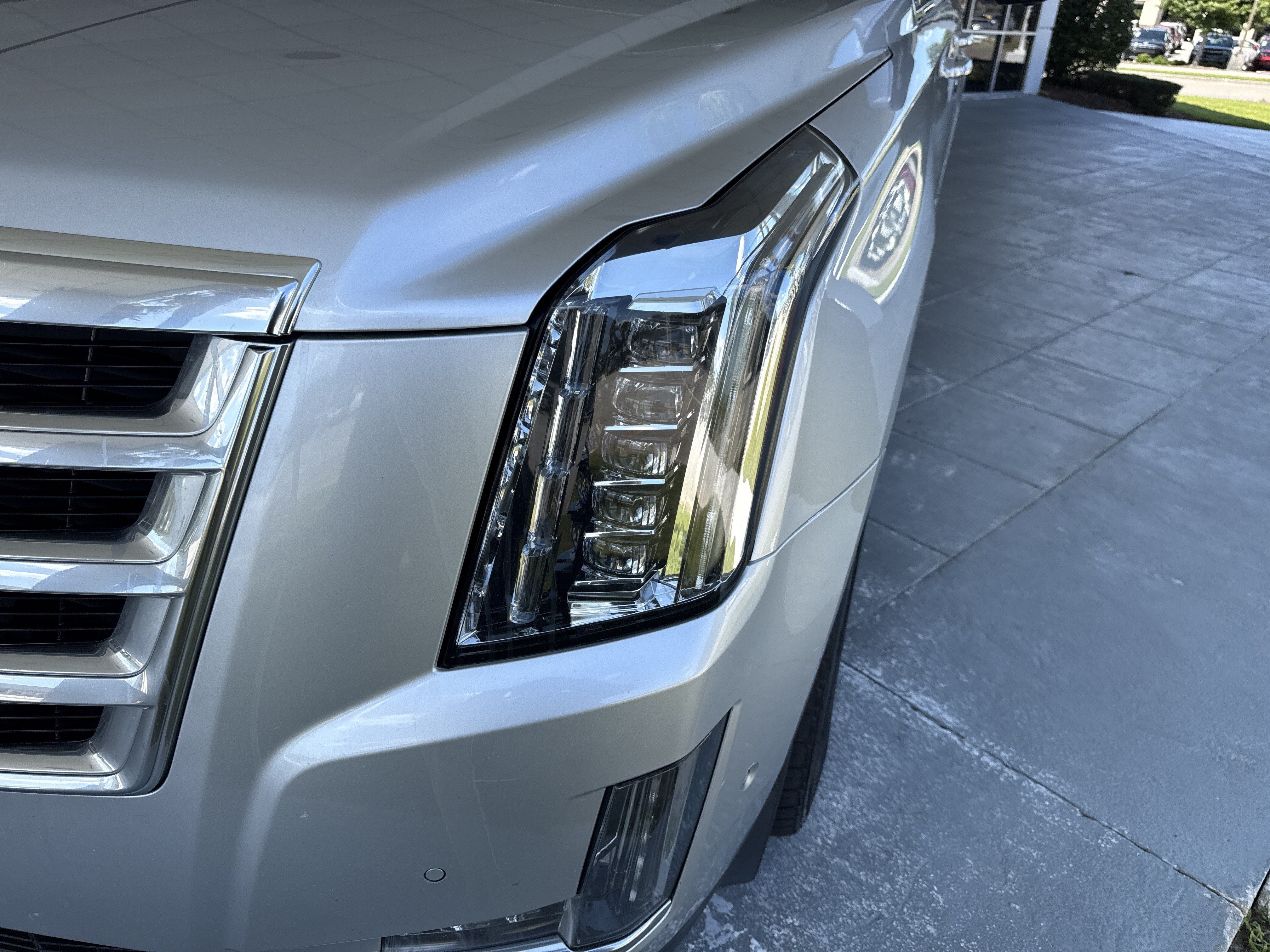 Used 2020 Cadillac Escalade Luxury AWD/4WD image 5