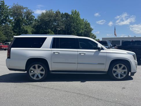 Used 2017 Cadillac Escalade ESV Luxury AWD/4WD image 4