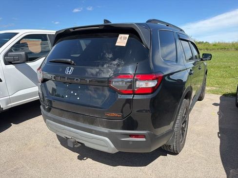 Used 2025 Honda Pilot TrailSport image 11