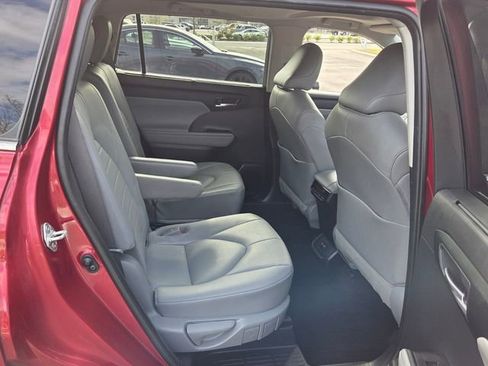 Used 2021 Toyota Highlander XLE image 17