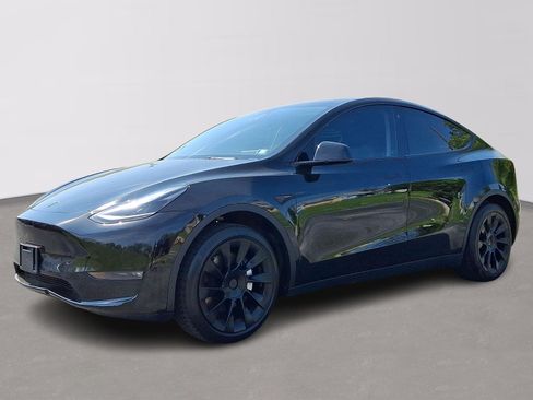Used 2023 Tesla Model Y AWD image 3