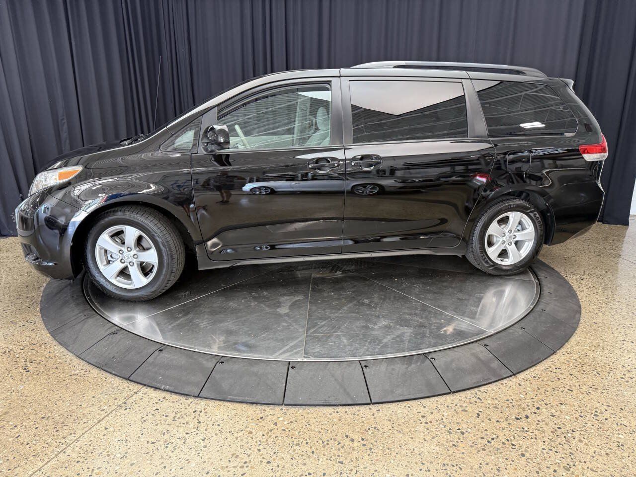 Used 2011 Toyota Sienna LE w/ Towing Pkg FWD image 4