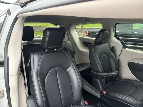 Used 2024 Chrysler Pacifica Limited FWD image 33