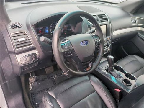 Used 2016 Ford Explorer XLT w/ Equipment Group 202A image 10