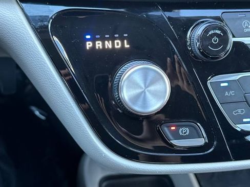 Used 2023 Chrysler Voyager LX FWD image 5