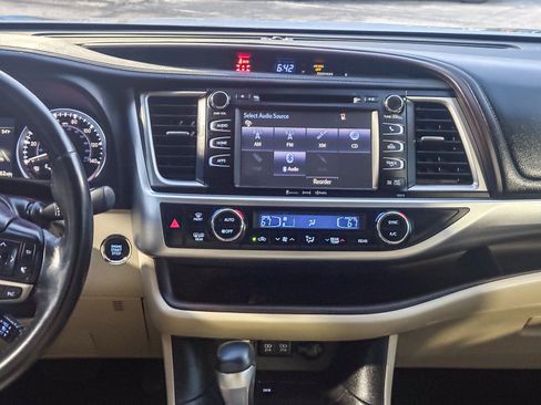 Certified 2017 Toyota Highlander XLE image 16
