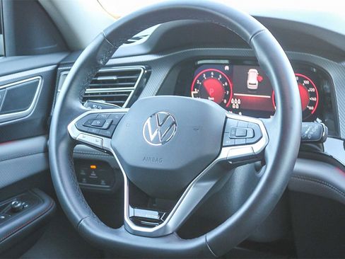 Used 2025 Volkswagen Atlas Peak Edition SE image 15