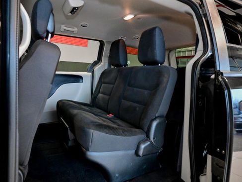 Used 2019 Dodge Grand Caravan SE w/ UConnect Hands-Free Group image 17