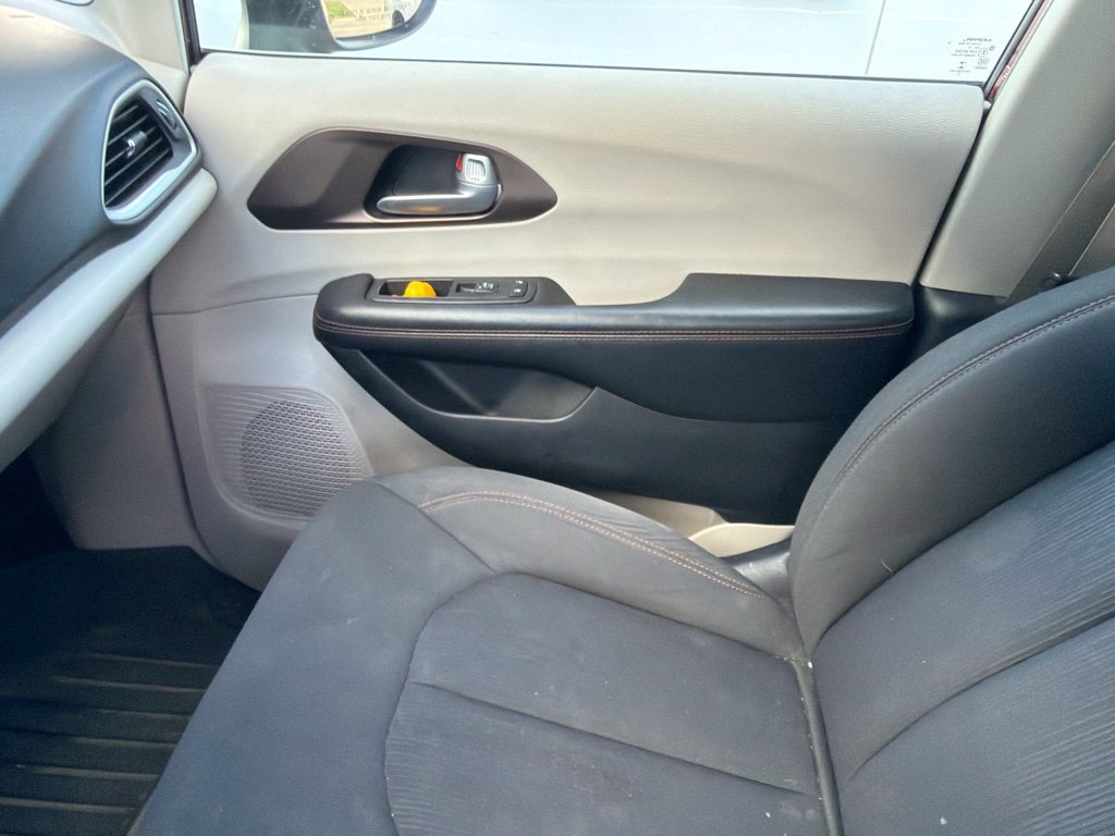Used 2017 Chrysler Pacifica Touring w/ Tire & Wheel Group FWD image 14