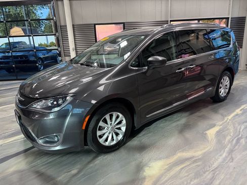 Used 2018 Chrysler Pacifica Touring-L Plus FWD image 36