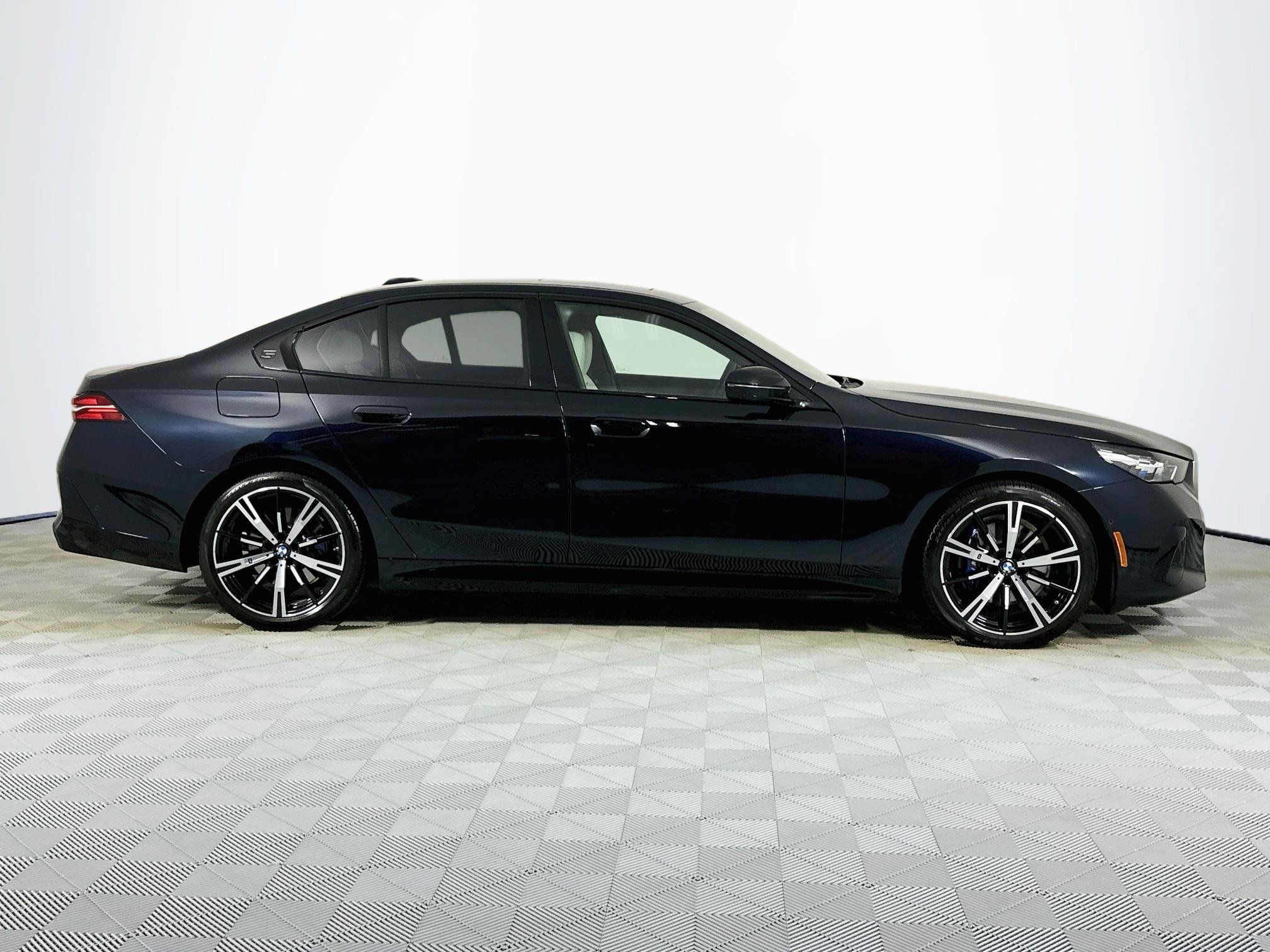 Used 2025 BMW 530i w/ M Sport Package RWD image 4