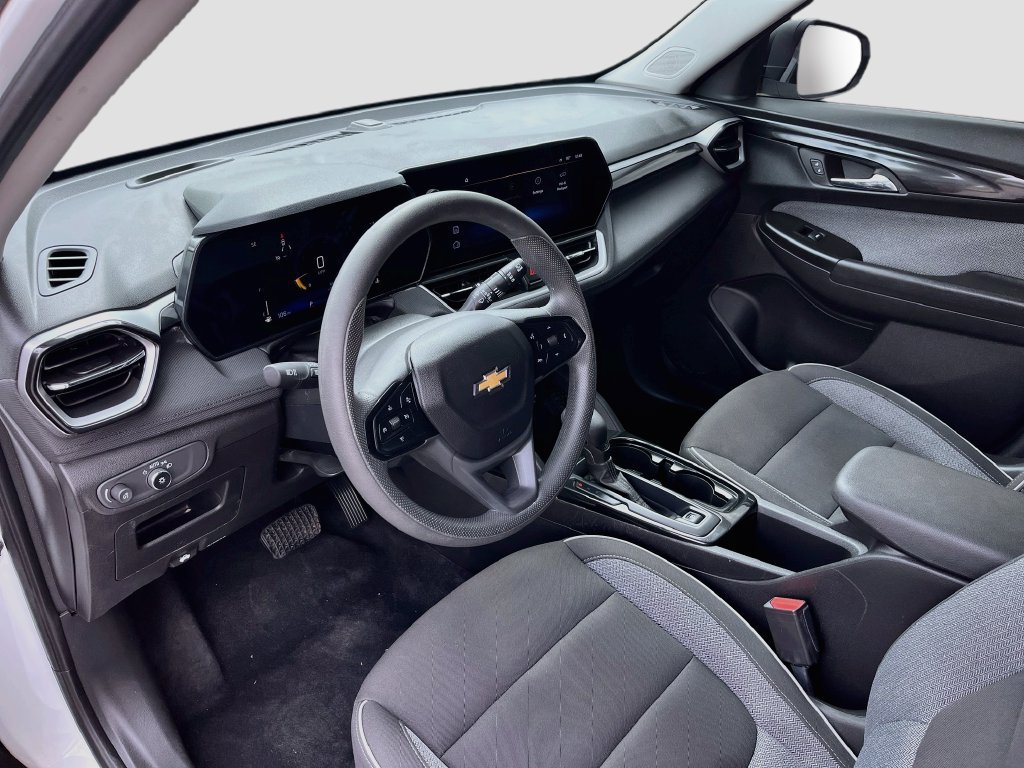 Used 2025 Chevrolet TrailBlazer LS w/ LS Convenience Package FWD image 9