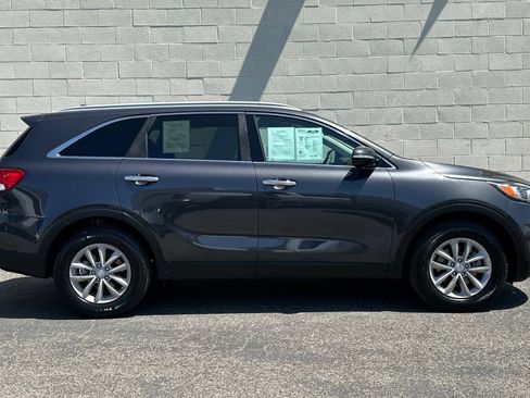 Used 2018 Kia Sorento FWD image 3