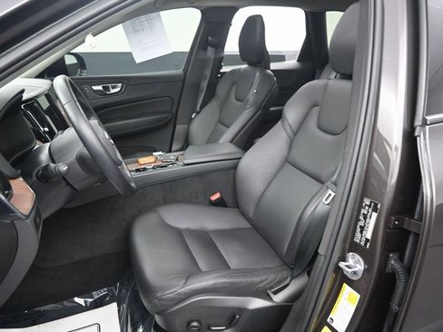 Used 2023 Volvo XC60 B5 Plus image 30