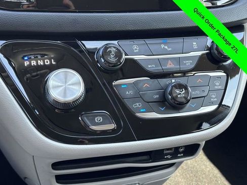 Used 2019 Chrysler Pacifica Touring-L image 18