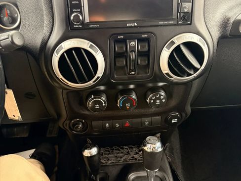 Used 2014 Jeep Wrangler Unlimited Sahara w/ Dual Top Group AWD/4WD image 11