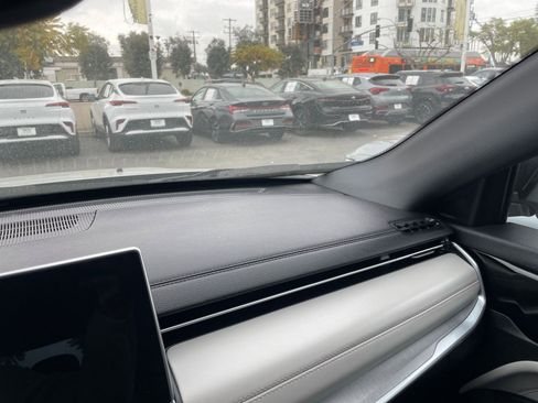 Used 2025 Jeep Compass Limited image 40