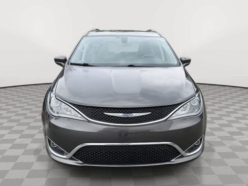 Used 2017 Chrysler Pacifica Touring-L w/ Tire & Wheel Group FWD image 2