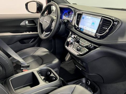 New 2026 Chrysler Pacifica Select image 13