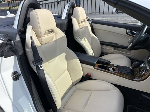 Used 2015 Mercedes-Benz SLK 250 w/ Premium Package image 17